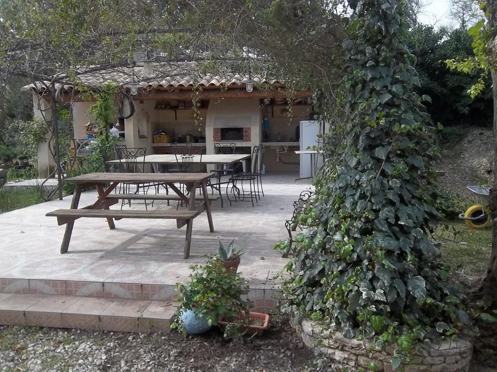 B&B Le Petit Frigouye Rochefort-du-Gard Buitenkant foto